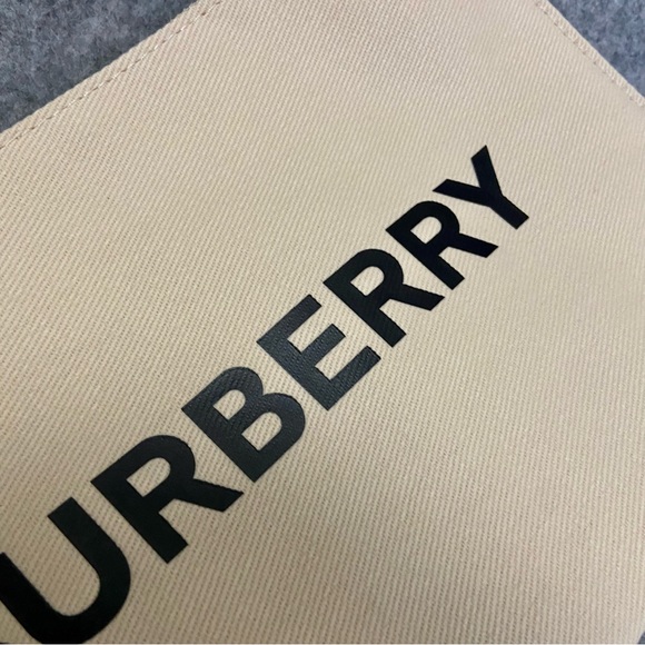 🆕 Burberry Cosmetic Pouch Converted Shoulder Bag with Wristlet Beige - Picture 7 of 13